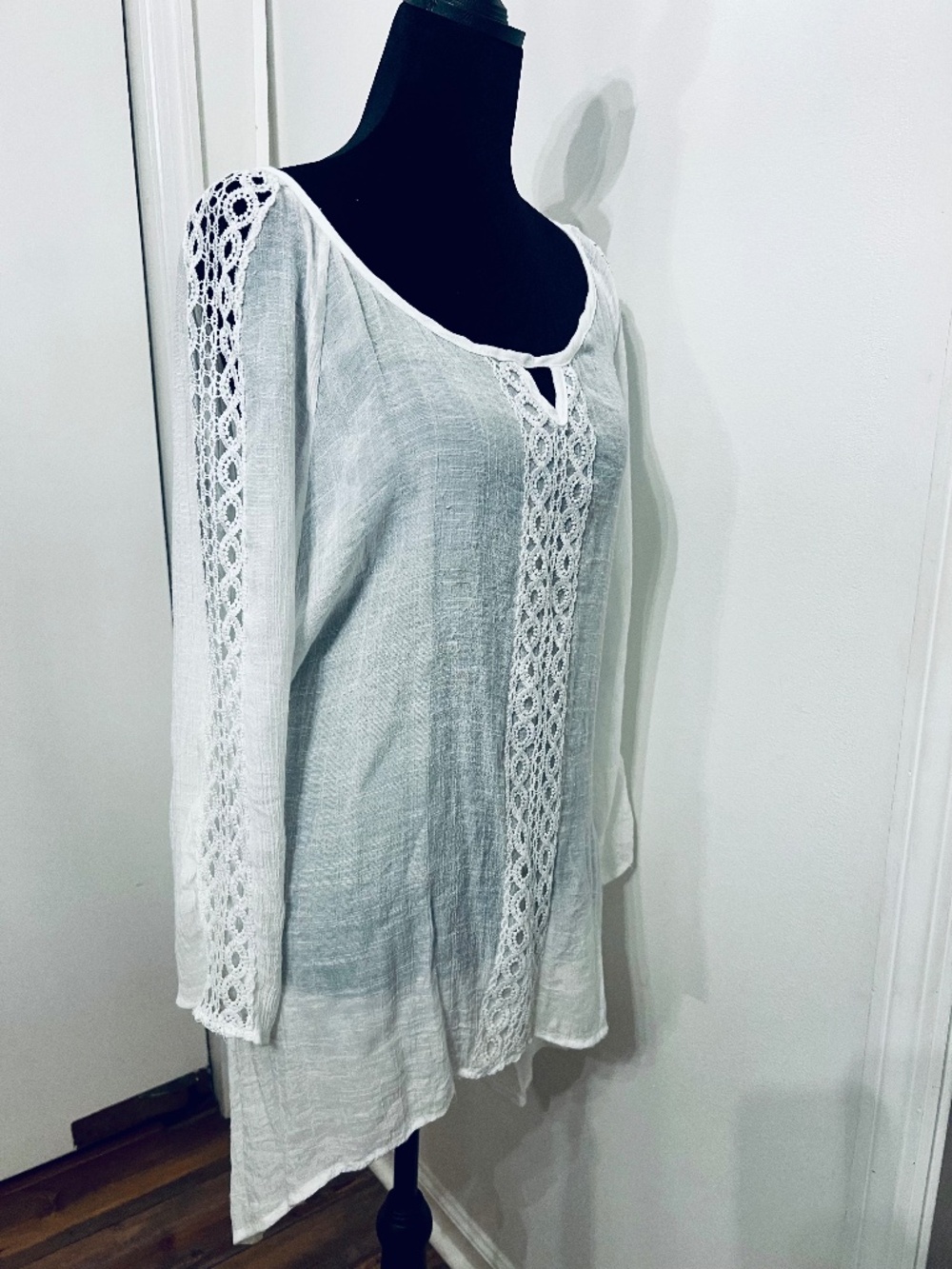 Women's 2X White Gauze Blouse. Crochet design on sleeves and Front. B5/P79